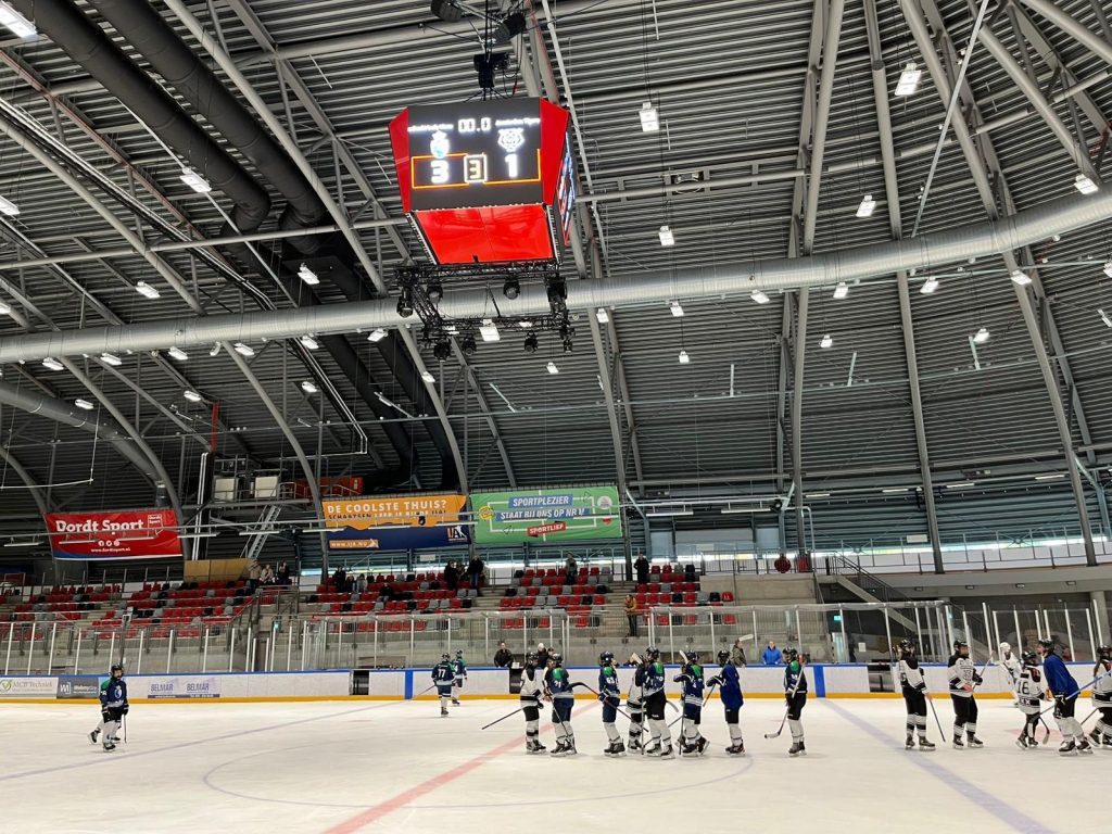 De Dordrecht Lady Lions zijn het nieuwe seizoen sterk begonnen. In eigen huis versloeg de ploeg de Amsterdam Tigers met 3–1 na een overtuigende eerste periode.