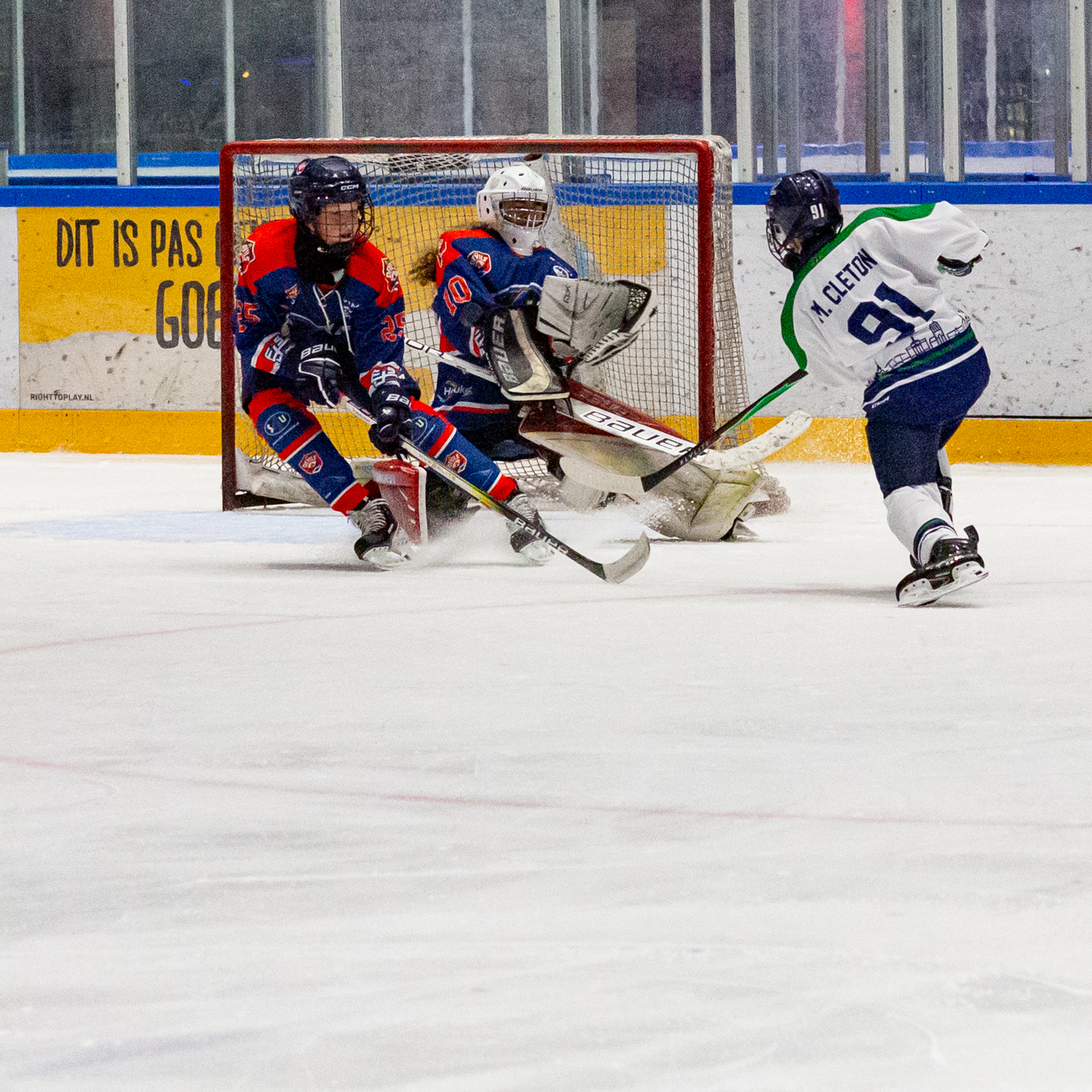 De Nijmeegse goalie Dex Venhoek hield met meerdere knappe reddingen stand tegen de voortdurende Dordtse druk.