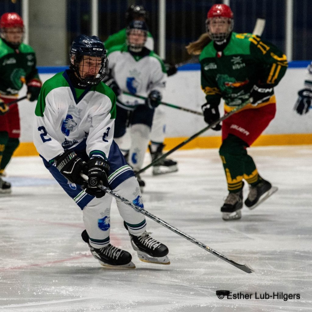 Op zaterdag 18 oktober 2025 boekte Dordrecht Lions U17 in eigen huis een overtuigende 7–1 zege op Utrecht Dragons. De ploeg van coach Peter Roobol legde in de tweede periode de basis voor de overwinning en hield de controle tot het einde van de wedstrijd.
