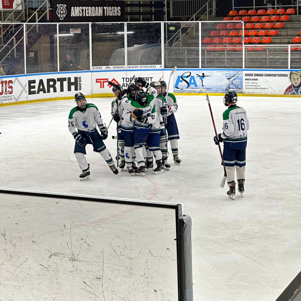 De Dordrecht Lions U23 winnen overtuigend met 3–5 van Amsterdam Tigers U23 in de Jaap Edenhal. Goals van Van den Heuvel, Van Leeuwen, Kroon en tweemaal Koelman bezorgen de Lions een verdiende zege.