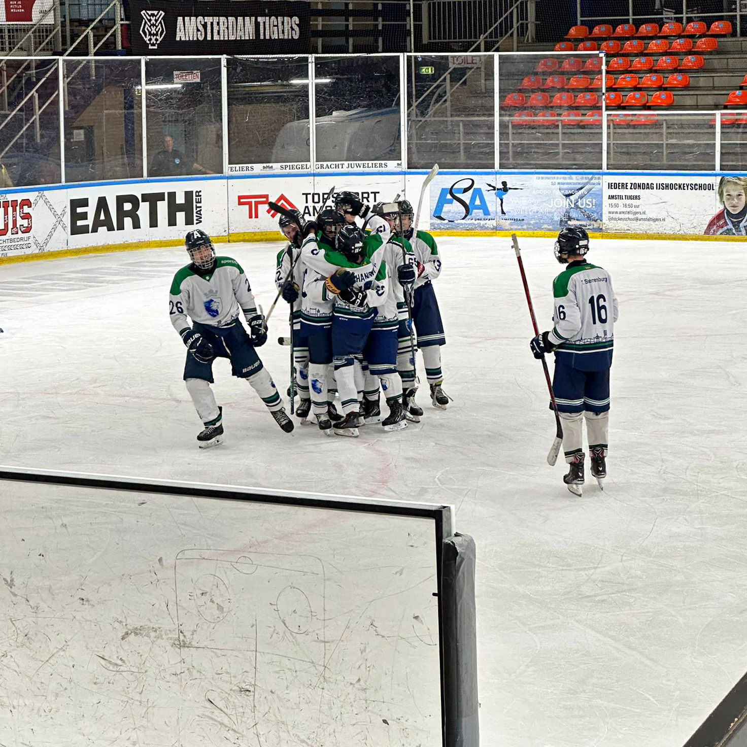 De Dordrecht Lions U23 winnen overtuigend met 3–5 van Amsterdam Tigers U23 in de Jaap Edenhal. Goals van Van den Heuvel, Van Leeuwen, Kroon en tweemaal Koelman bezorgen de Lions een verdiende zege.