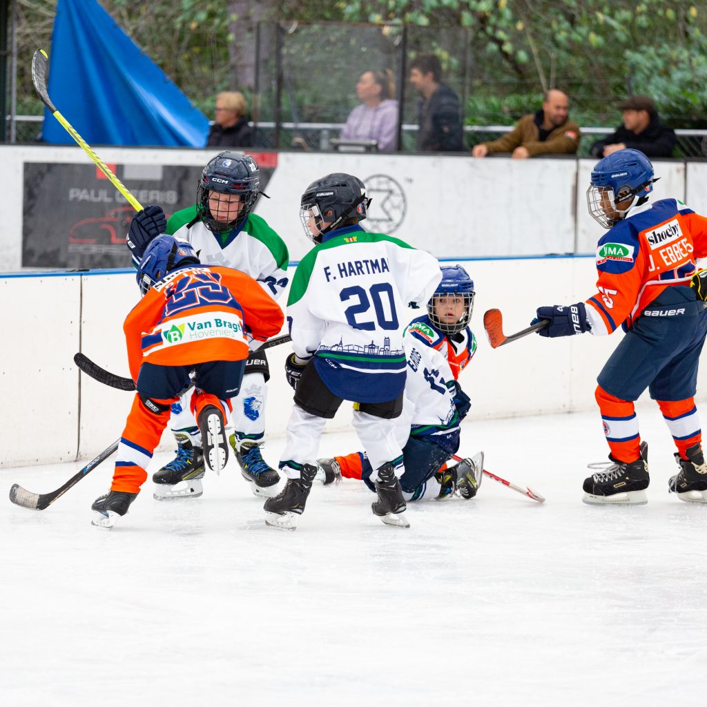 De U9 en U11 van Dordrecht Lions in actie tijdens de wedstrijden in Eindhoven