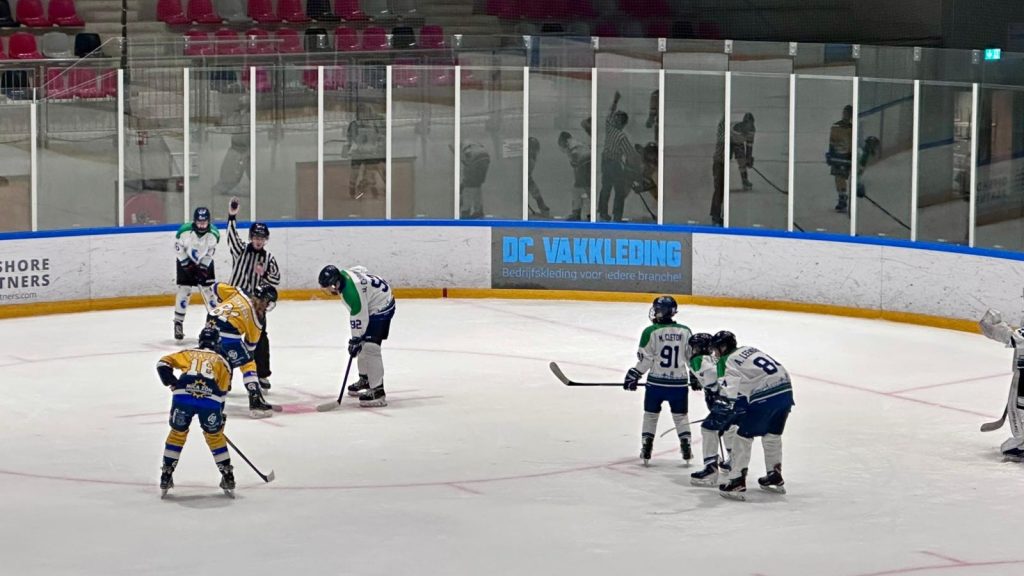 Face-off tussen Dordrecht Lions U15 en Tilburg Trappers Geel in de Sportboulevard Dordrecht, met de Lions verdedigend in positie.