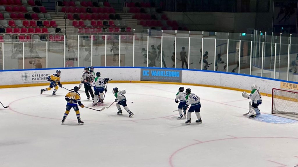 Dordrecht Lions U15 verdedigt het eigen doel tegen Tilburg Trappers Geel in de Sportboulevard Dordrecht, met goalie Jayna Kuzee alert in positie.
