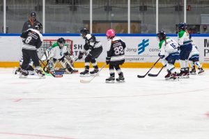 Jeugdspelers van Dordrecht Lions en de tegenstander in actie voor het doel tijdens de U9- en U11-wedstrijddag in de Sportboulevard.