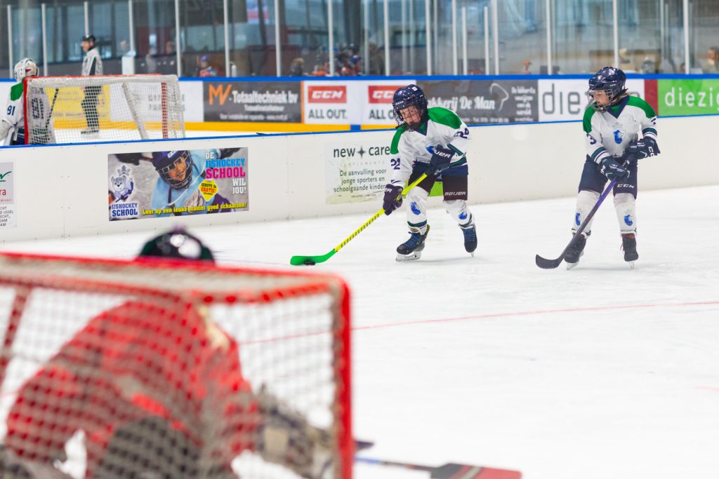 Dordrecht Lions jeugdspelers met de puck op weg naar het doel tijdens de U9- en U11-wedstrijddag in de Sportboulevard.