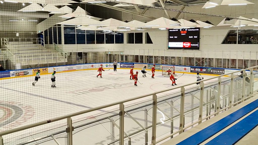 U15-wedstrijd tussen Dordrecht Lions en Smoke Eaters Geleen met spelmoment voor het doel van Geleen in Laco Glanerbrook.