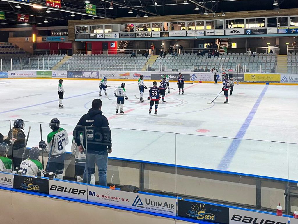 Dordrecht Lions U17 in actie tegen Hijs Hokij Den Haag U17 in De Uithof.