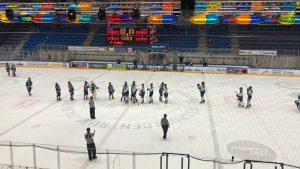 Spelers van Dordrecht Lions U23 en Tilburg Trappers U23 schudden elkaar de hand na afloop van de wedstrijd in het IJssportcentrum Tilburg.