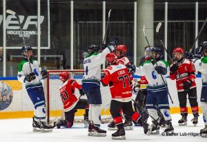 Dordrecht Lions U17 viert een doelpunt in de doelmond bij GIJS Groningen tijdens een thuiswedstrijd in de Sportboulevard.