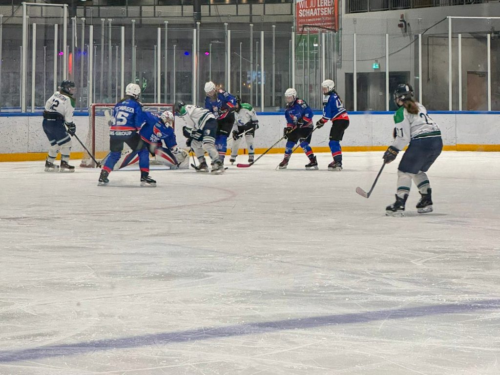 Lady Lions zetten druk voor het doel van UNIS Flyers Heerenveen tijdens de wedstrijd in de Sportboulevard Dordrecht.