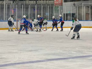 Lady Lions zetten druk voor het doel van UNIS Flyers Heerenveen tijdens de wedstrijd in de Sportboulevard Dordrecht.