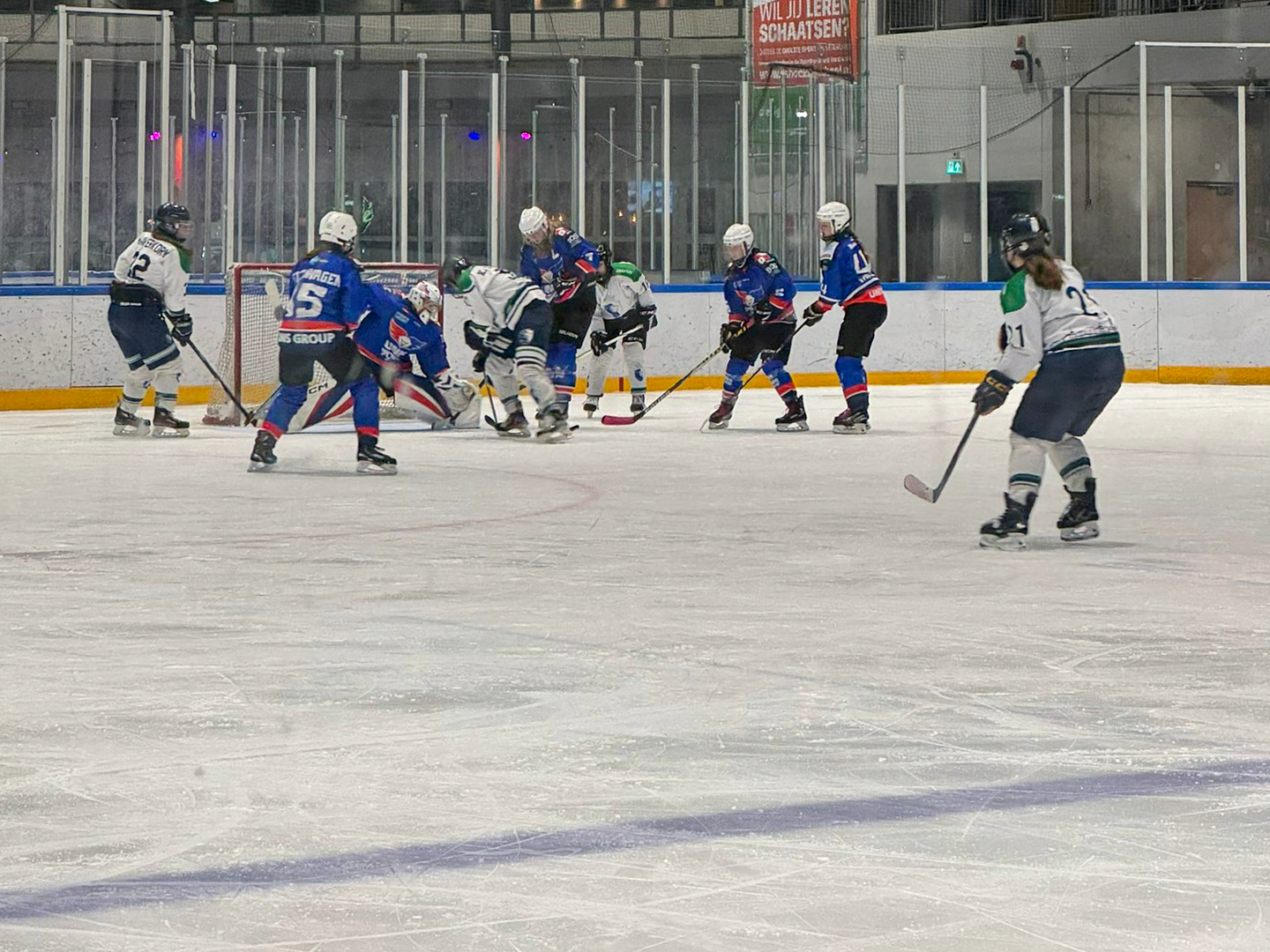 Lady Lions zetten druk voor het doel van UNIS Flyers Heerenveen tijdens de wedstrijd in de Sportboulevard Dordrecht.