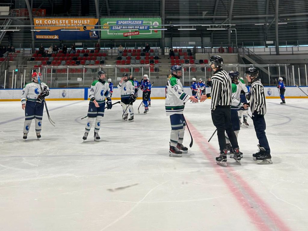 Speelsters van Dordrecht Lady Lions en UNIS Flyers Heerenveen bedanken de scheidsrechters na afloop van de wedstrijd in Dordrecht.