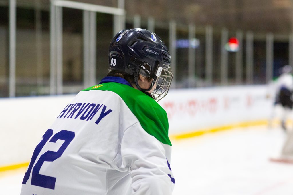 Een speler van Dordrecht Lions U15 in actie tijdens de uitwedstrijd tegen Utrecht Dragons op De Vechtsebanen in Utrecht.