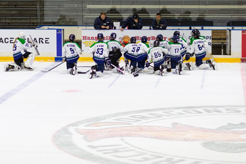 Coach Duane Latuperissa bespreekt de tactiek met het U15-team van Dordrecht Lions tijdens een time-out op het ijs in Utrecht.