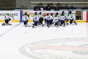 Coach Duane Latuperissa bespreekt de tactiek met het U15-team van Dordrecht Lions tijdens een time-out op het ijs in Utrecht.