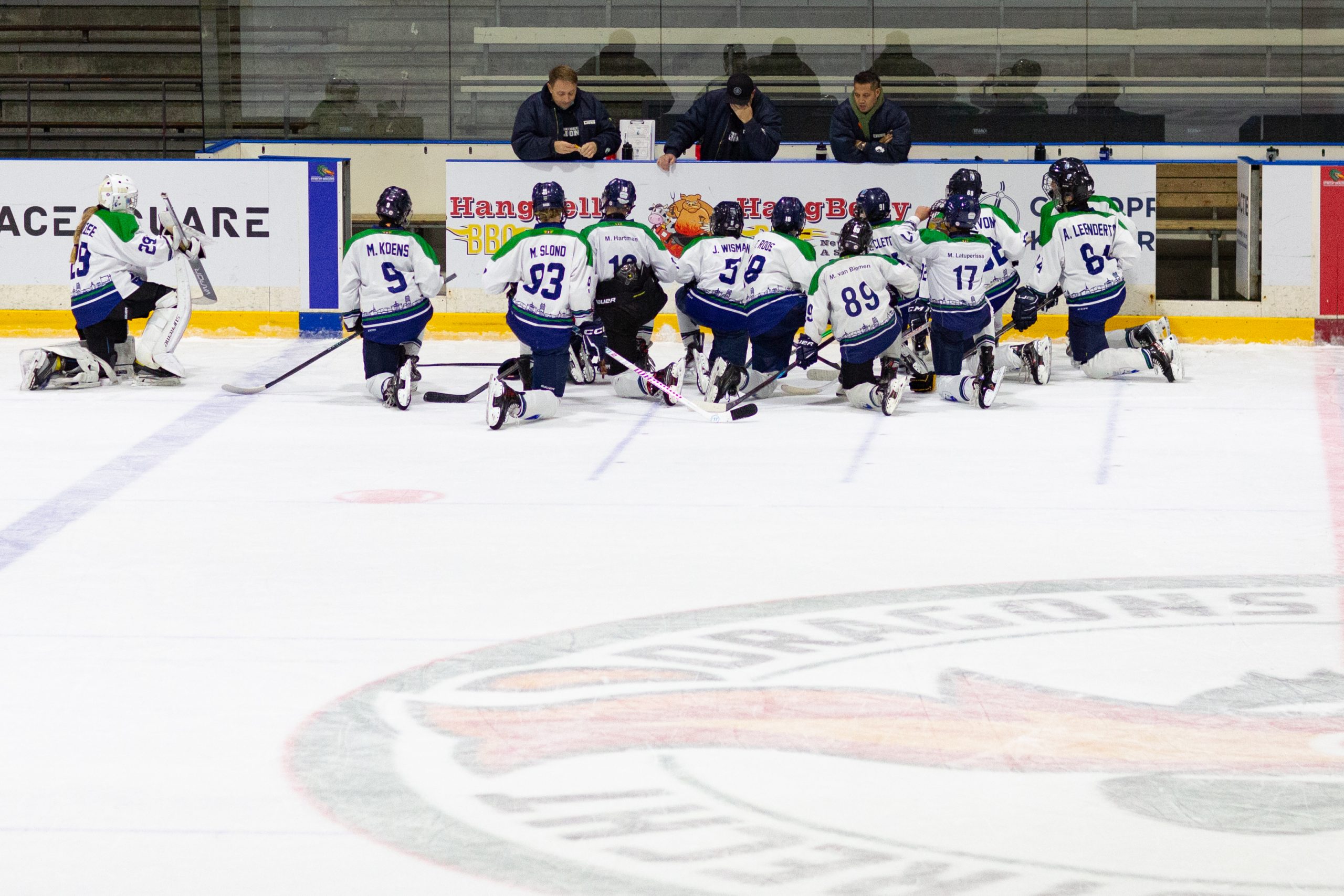 Coach Duane Latuperissa bespreekt de tactiek met het U15-team van Dordrecht Lions tijdens een time-out op het ijs in Utrecht.