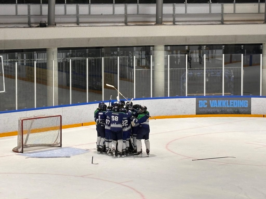 Dordrecht Lions U17 vieren overwinning op Tilburg Trappers U17 in Sportboulevard Dordrecht.