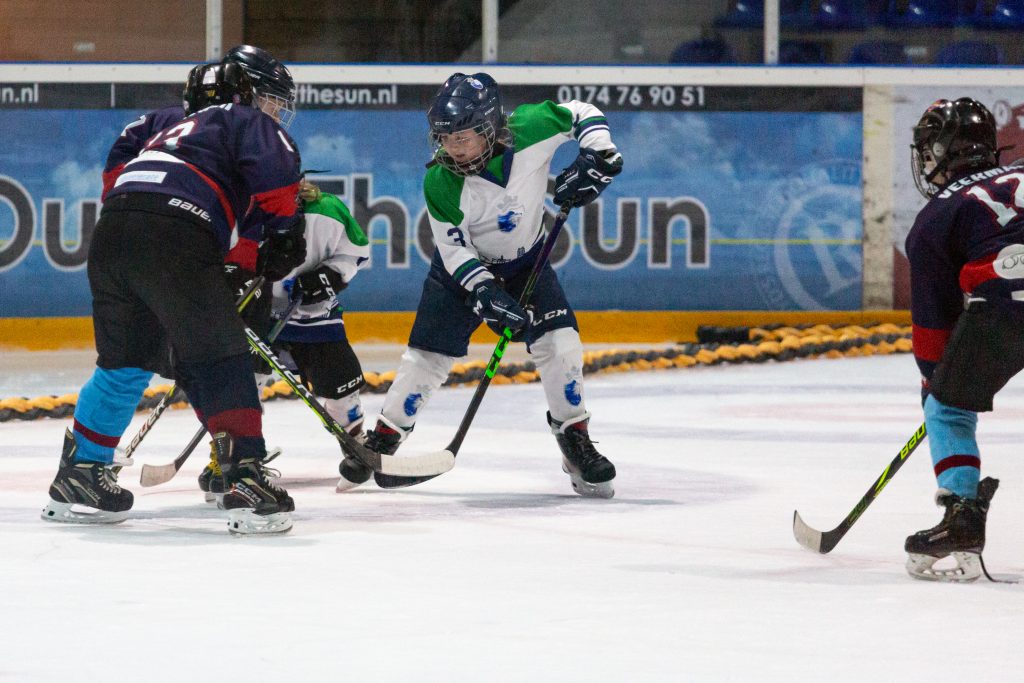 U9-spelers van Dordrecht Lions in actie tijdens een wedstrijd tegen HIJS Hokij in De Uithof in Den Haag.
