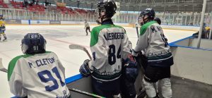 Spelers van Dordrecht Lions U15 op de spelersbank bij Optisport Sportboulevard Dordrecht.