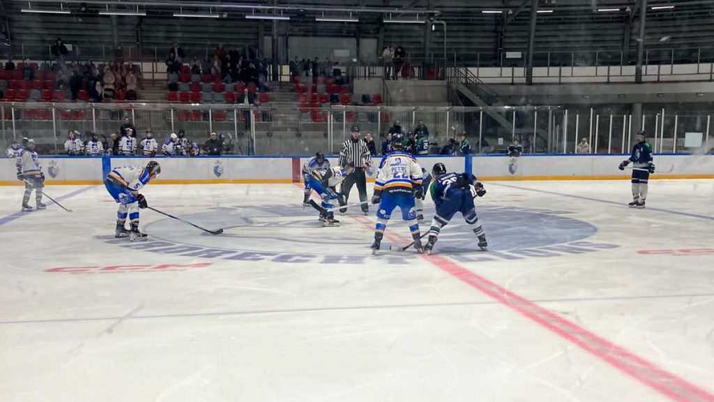 Spelers van Dordrecht Lions U23 en OG Capitals Leeuwarden/GIJS Groningen U23 staan klaar voor de face-off in de Optisport Sportboulevard Dordrecht.