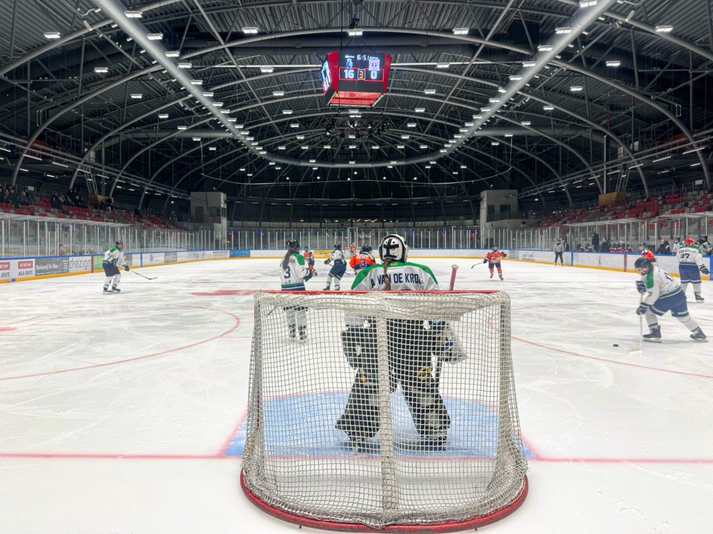 Keepster van Dordrecht Lady Lions staat in het doel tijdens de thuiswedstrijd tegen Eindhoven Kemphanen in de Sportboulevard Dordrech