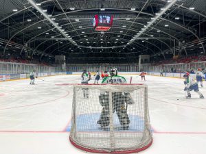 Keepster van Dordrecht Lady Lions staat in het doel tijdens de thuiswedstrijd tegen Eindhoven Kemphanen in de Sportboulevard Dordrech