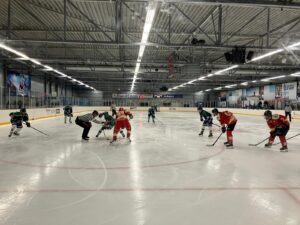 Face-off tussen Dordrecht Lions U23 en FlamingDragons U23 voor het doel van de Lions.