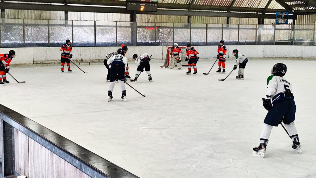 Face-off tijdens de wedstrijd Eindhoven Kemphanen U15 tegen Dordrecht Lions U15 in IJssportcentrum Eindhoven.