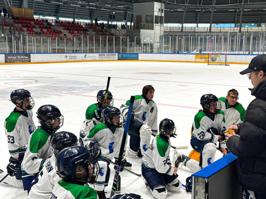 Dordrecht Lions U15 luistert naar aanwijzingen van de staf tijdens de wedstrijd tegen Tilburg Trappers in de Sportboulevard.