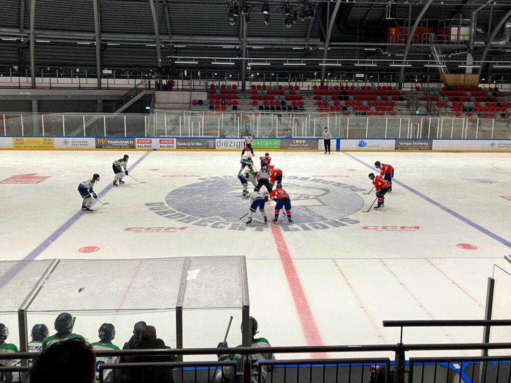 Face-off tijdens de U23-wedstrijd tussen Dordrecht Lions en Nijmegen Devils in de Optisport Sportboulevard.