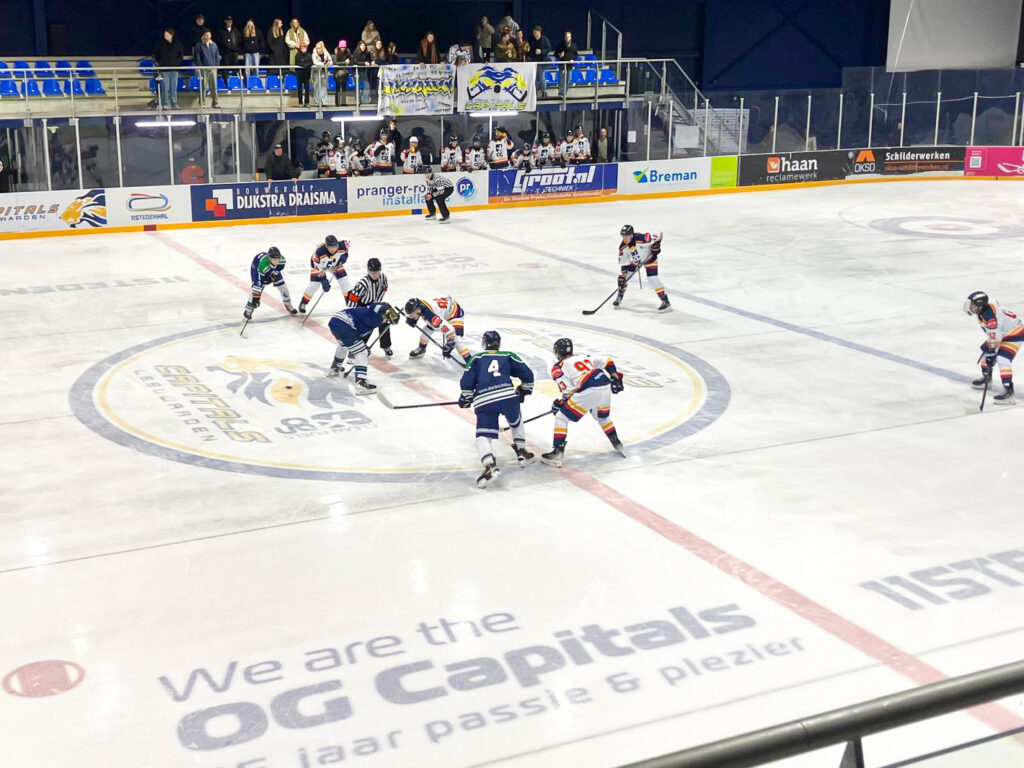 Face-off tijdens de U23-wedstrijd tussen Dordrecht Lions en OG Capitals Leeuwarden/GIJS Groningen in de Elfstedenhal.