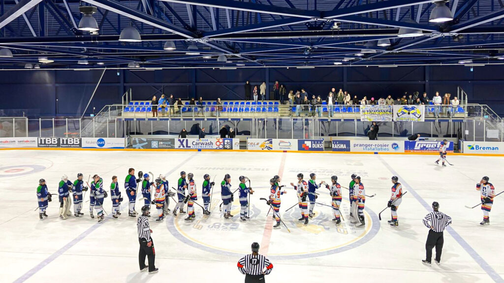 Spelers van Dordrecht Lions U23 en OG Capitals Leeuwarden/GIJS Groningen U23 geven elkaar een hand na afloop van de wedstrijd.