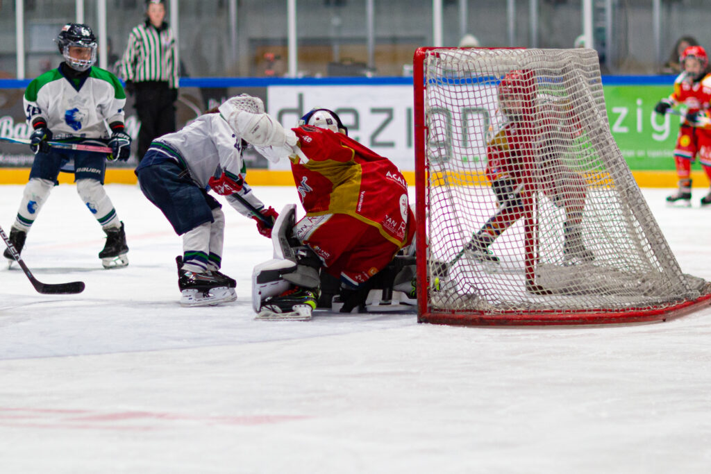 Speler Dordrecht Lions U9 in scoringspositie tijdens jeugdwedstrijd in Dordrecht