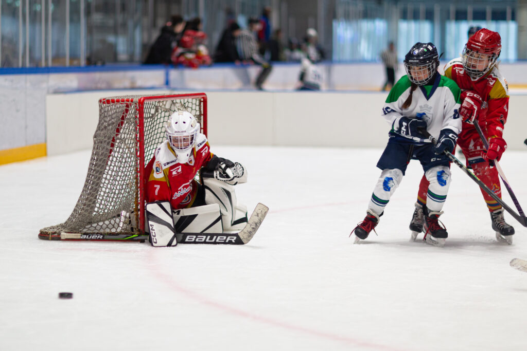 Duel voor het doel tijdens U9 jeugdwedstrijd op de Optisport Sportboulevard