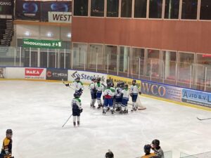 Dordrecht Lions U17 viert de overwinning op het ijs in het Silverdome in Zoetermeer.