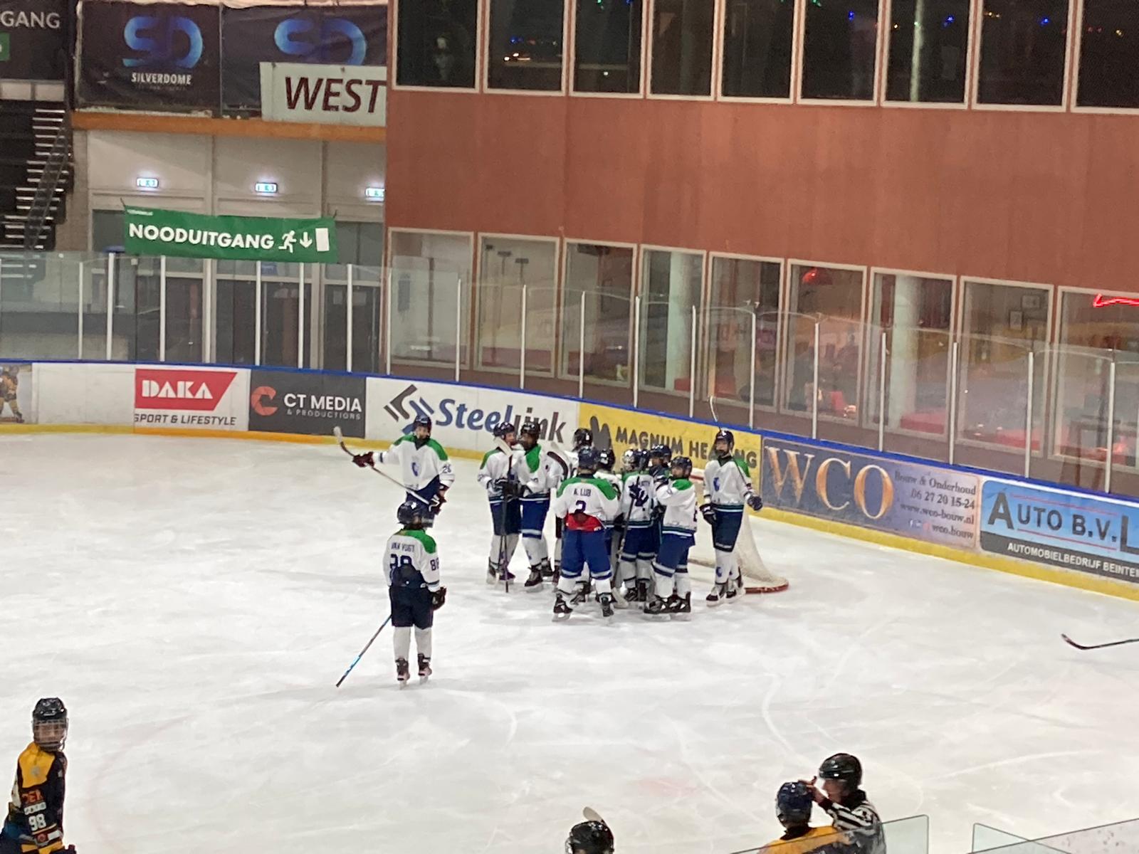 Dordrecht Lions U17 viert de overwinning op het ijs in het Silverdome in Zoetermeer.
