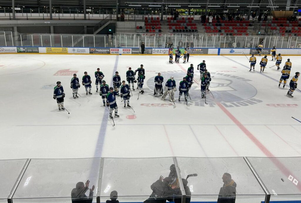 Dordrecht Lions U23 na afloop van de gewonnen wedstrijd tegen Tilburg Trappers U23 in de Sportboulevard.