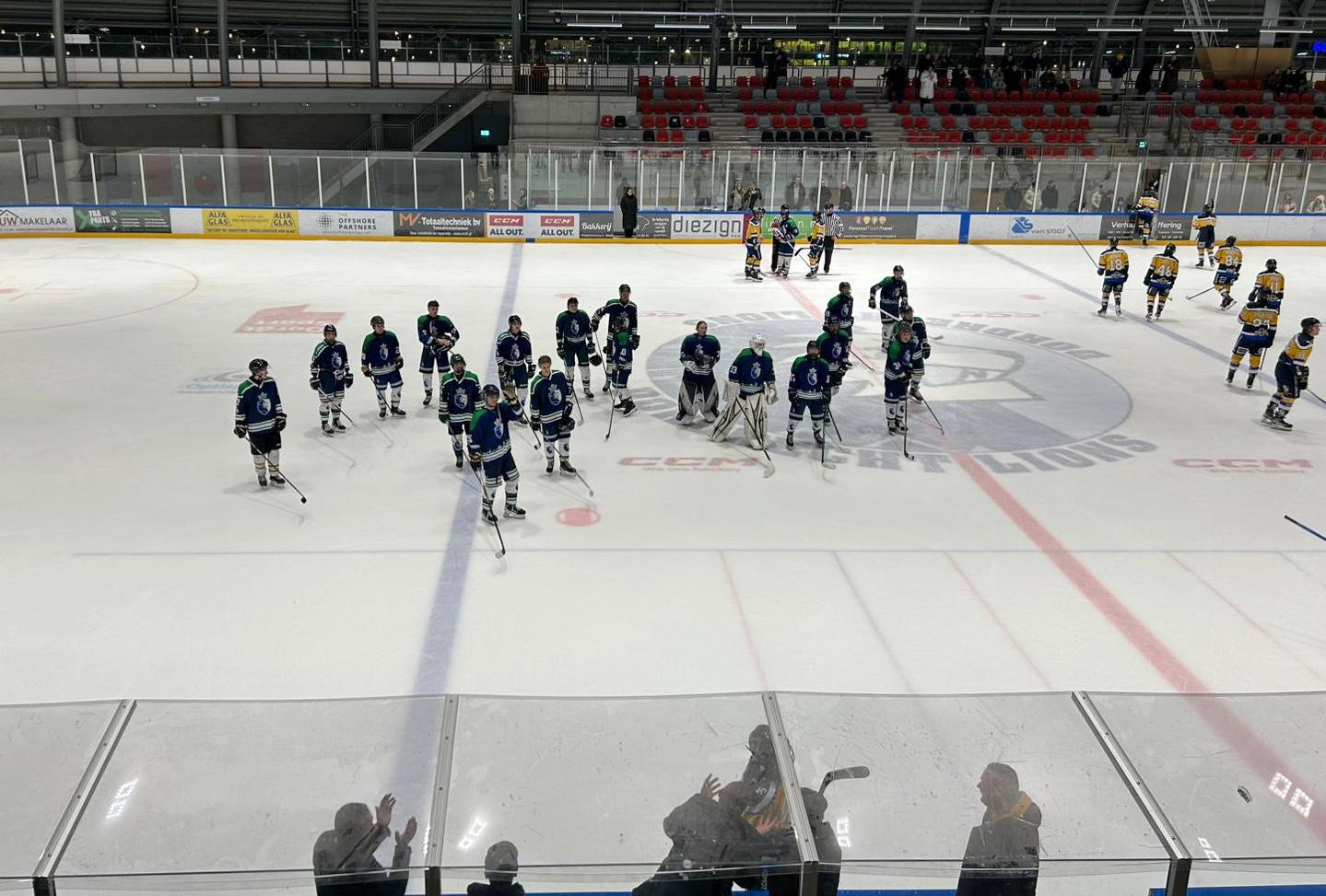 Dordrecht Lions U23 na afloop van de gewonnen wedstrijd tegen Tilburg Trappers U23 in de Sportboulevard.