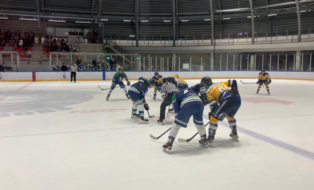 Face-off tijdens de wedstrijd tussen Dordrecht Lions U23 en Tilburg Trappers U23 in de Sportboulevard.