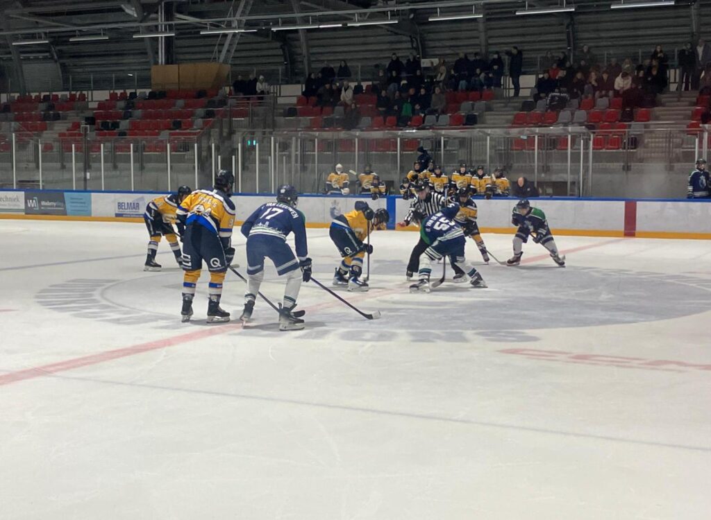 Spelmoment tijdens de wedstrijd tussen Dordrecht Lions U23 en Tilburg Trappers U23 in de Sportboulevard.
