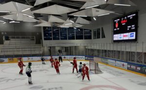 Spelmoment voor het doel tijdens de uitwedstrijd van Dordrecht Lions U17 tegen Smoke Eaters Geleen U17, met de stand 2-11 op het scorebord in periode 3.