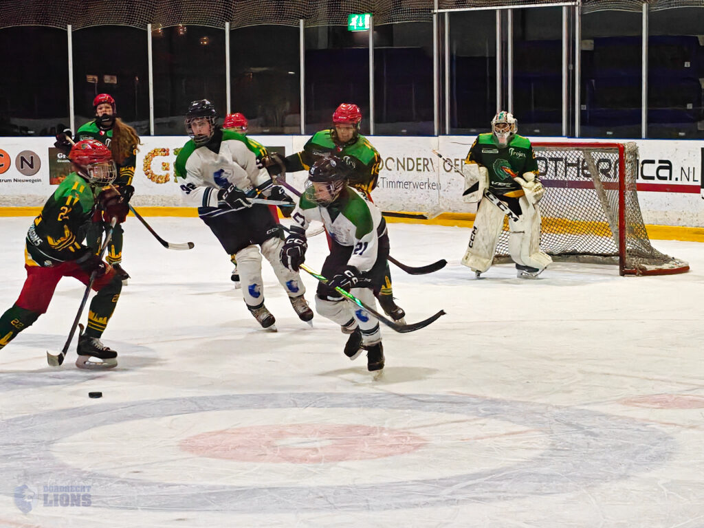 Dordrecht Lions U15 boekte een overtuigende 0-17 uitzege op Utrecht Dragons in De Vechtsebanen. De ploeg was trefzeker in alle drie de periodes, terwijl doelman Adam Geisman met meerdere knappe reddingen de schade voor Utrecht beperkt hield.