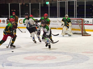 Dordrecht Lions U15 boekte een overtuigende 0-17 uitzege op Utrecht Dragons in De Vechtsebanen. De ploeg was trefzeker in alle drie de periodes, terwijl doelman Adam Geisman met meerdere knappe reddingen de schade voor Utrecht beperkt hield.