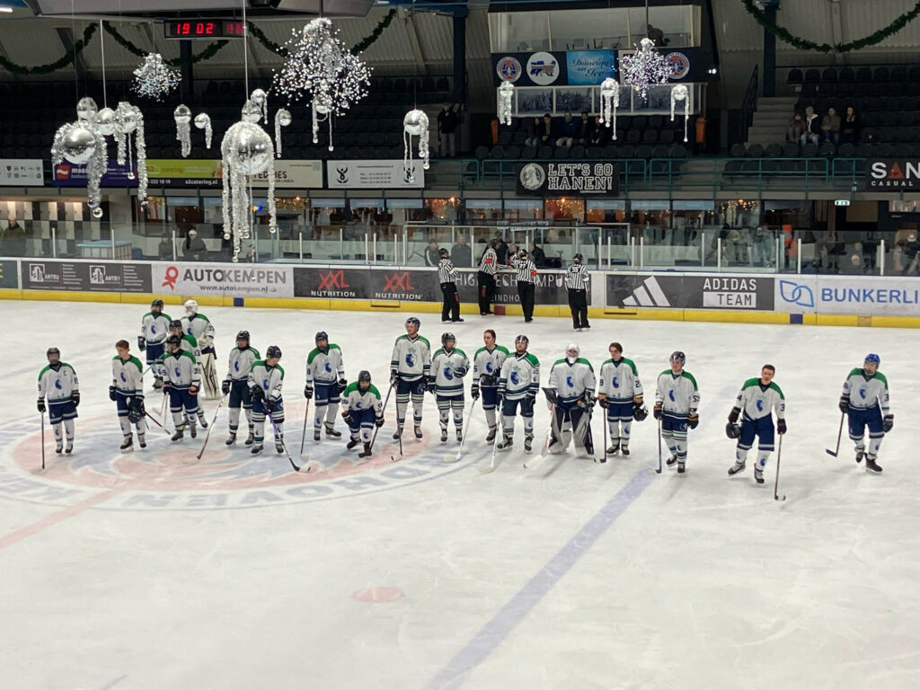 Dordrecht Lions U23 bedankt het publiek na de uitwedstrijd tegen Eindhoven Kemphanen in het IJssportcentrum Eindhoven.