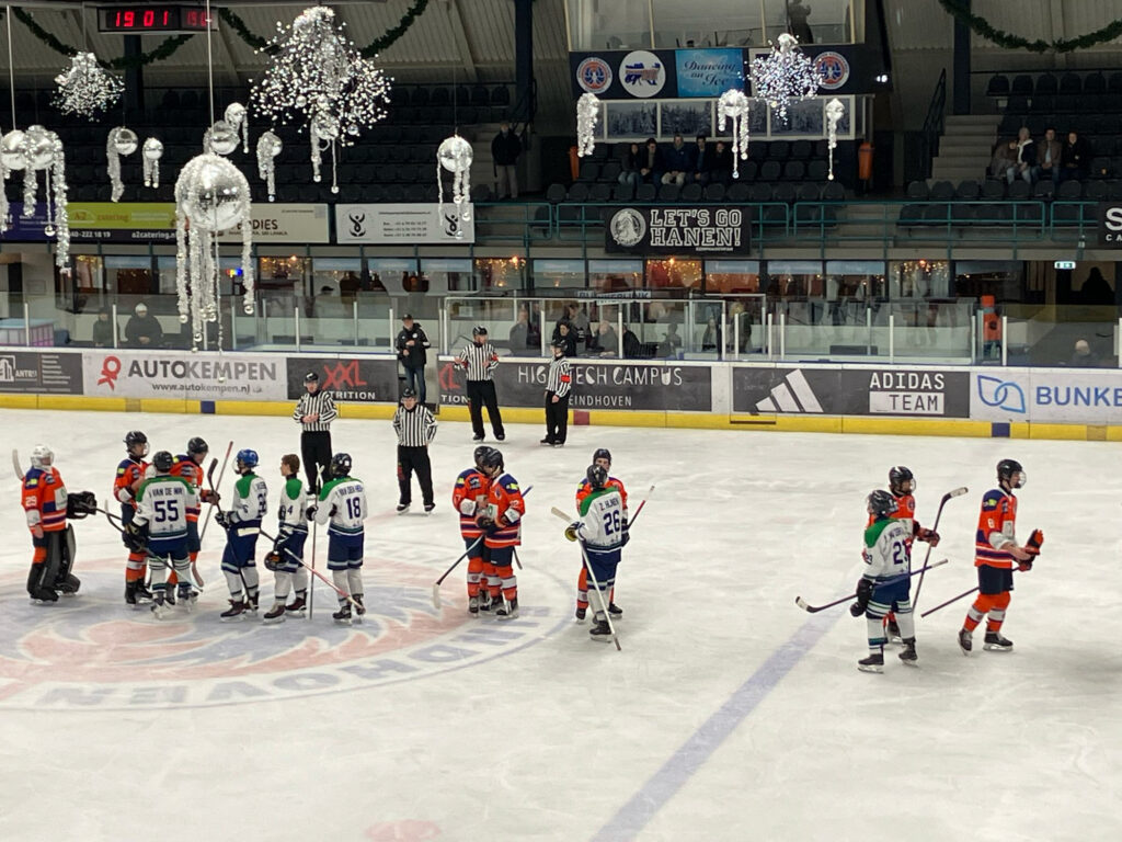 Spelers van Dordrecht Lions U23 en Eindhoven Kemphanen U23 schudden elkaar de hand na afloop van de wedstrijd in Eindhoven.