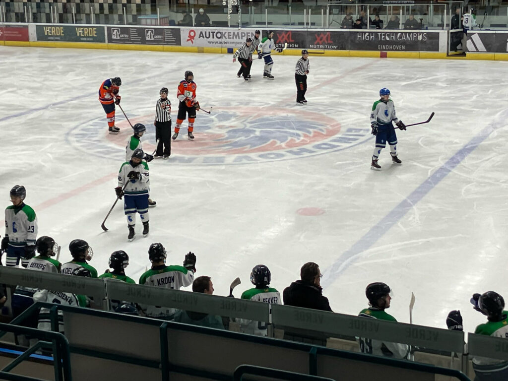 Spelers van Dordrecht Lions U23 op de spelersbank tijdens een spelonderbreking tegen Eindhoven Kemphanen.