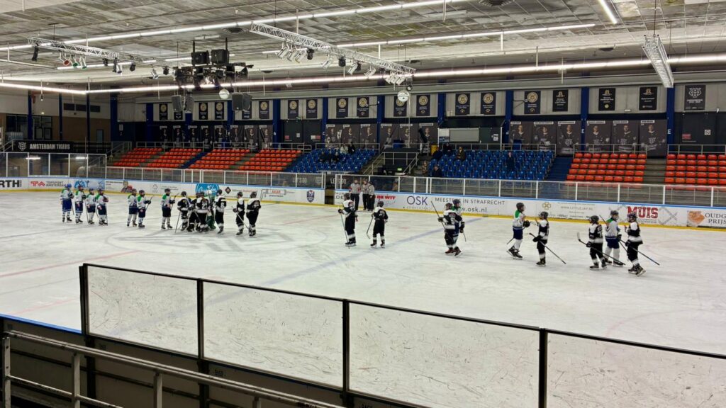 Dordrecht Lions U17 en Amsterdam Tigers U17 schudden elkaar de hand na afloop van de wedstrijd in de Jaap Edenhal.