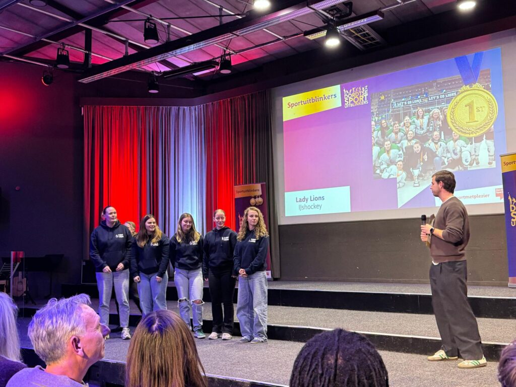 Lady Lions IJshockey team op het podium tijdens de Dordtse Sportuitblinkers uitreiking